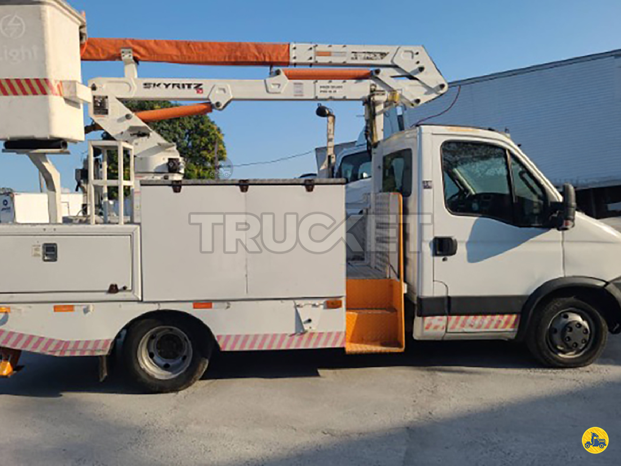 CAMINHAO IVECO DAILY 55c17 Cesto Aereo Isolado Toco 4x2 Trucket Caminhões CURITIBA PARANÁ PR